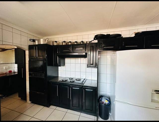 6 BEDROOM HOUSE FOR SALE IN PARKHILL GARDENS